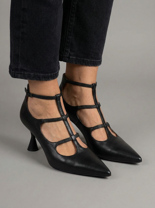 Eleganza – Black court shoe with an ankle strap for extra support straps that wrap the foot in a balanced and stylish way.